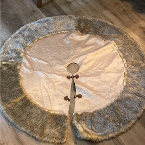 Faux fur tree skirt